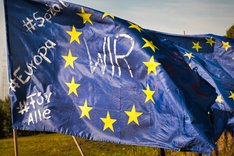 Europafahne mit Aufschrift "Wir"